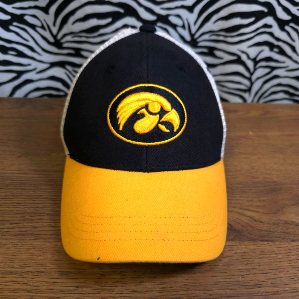 0725 Thrifted Youth Adjustable Iowa Hawkeyes Trucker Hat  GWOSLOO.19